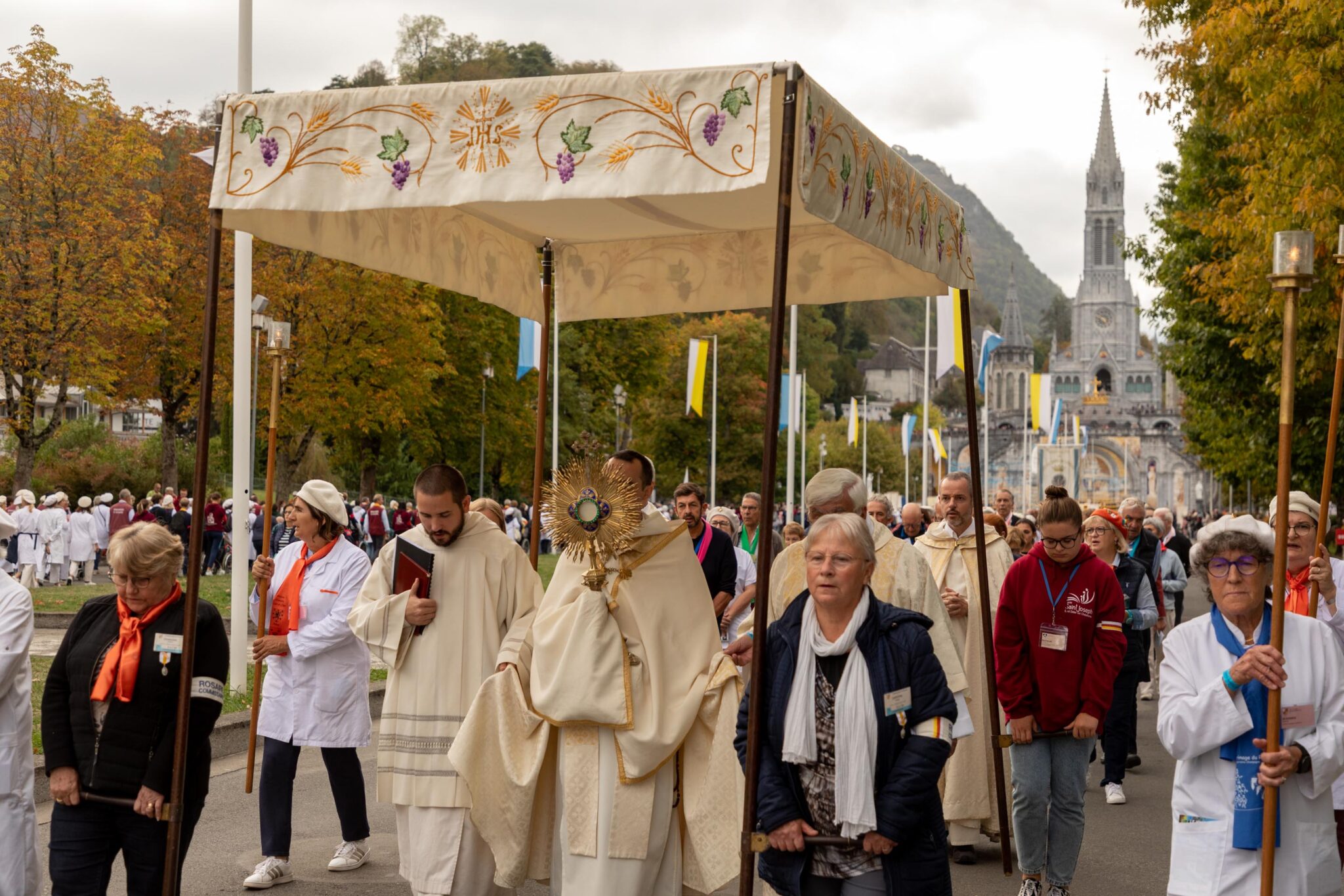 Feast Of The Blessed Sacrament In Lourdes Sanctuaire Notre Dame De