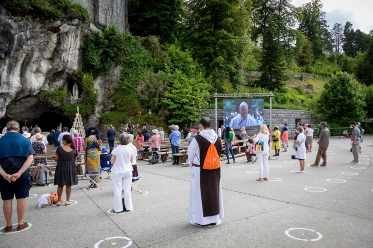 Lourdes prie avec le Pape François pour la paix dans le monde