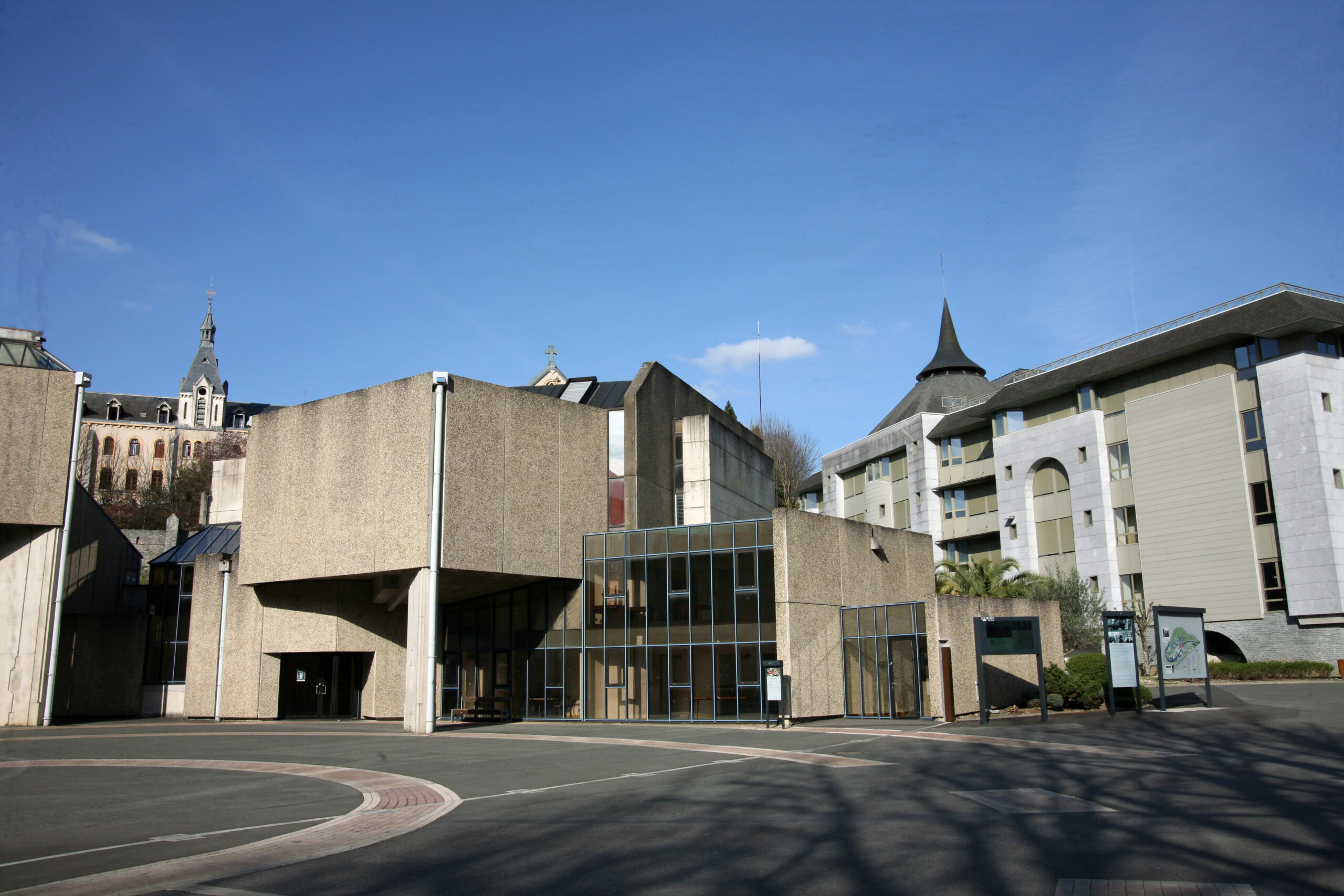 Parvis Sainte Bernadette