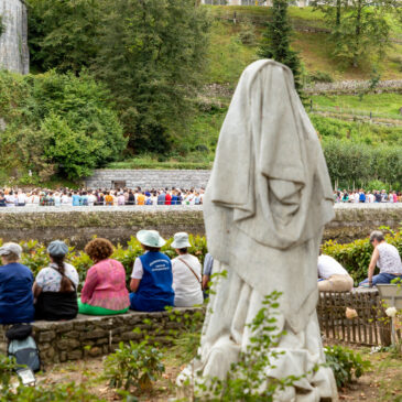 Lourdes, un santuario nazionale, molto internazionale