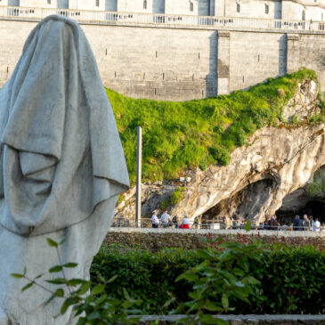 Die letzte Erscheinung der Jungfrau Maria vor der Heiligen Bernadette in Lourdes.