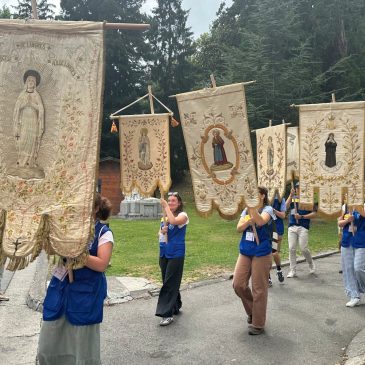 Un tesoro storico svelato: la collezione degli stendardi di Lourdes