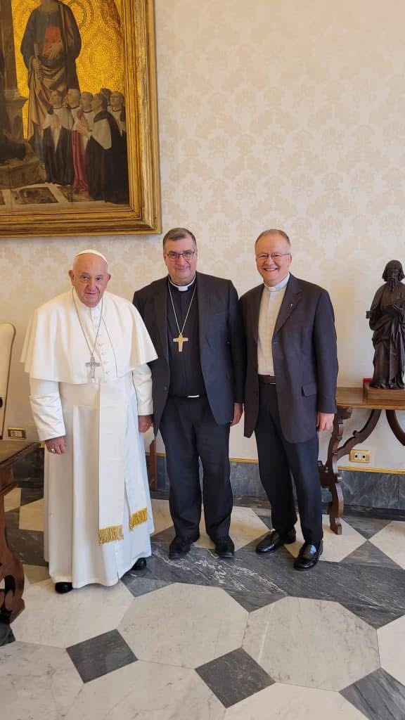 Rencontre lors d’une audience privée en juin 2024, du Père Michel Daubanes, recteur du Sanctuaire de Lourdes avec le Pape François, en présence de Mgr Jean-Marc Micas, évêque de Tarbes et Lourdes